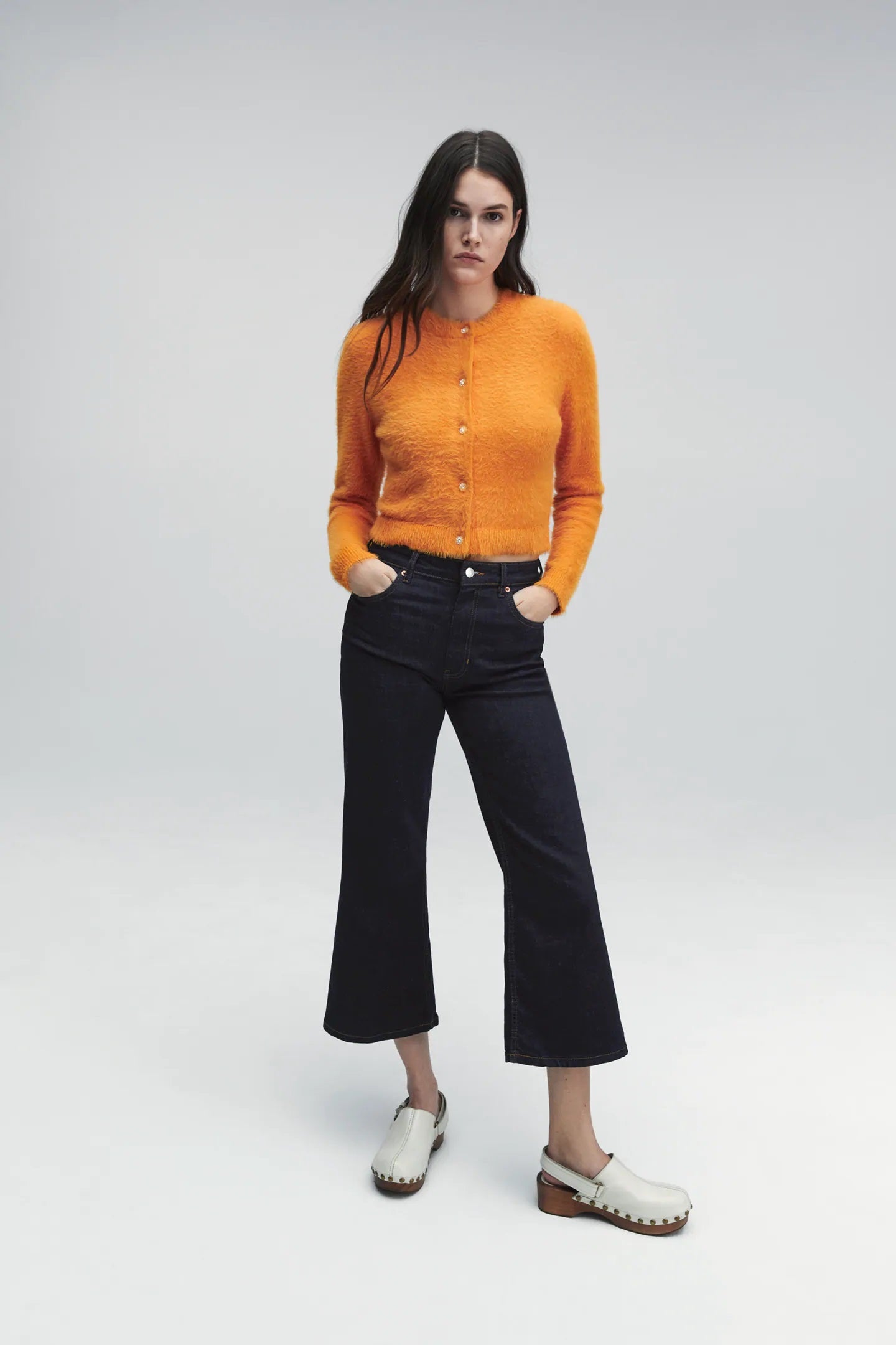 Chaqueta corta de punto con tejido de pelito suave y en color naranja para alegrar el entretiempo. Fíchala en las rebajas de Zara por 12,99 euros. (Disponible en las tallas S, M y L). Ideal para combinar con vaqueros y con  zuecos, el calzado más cómodo  que viene esta primavera.