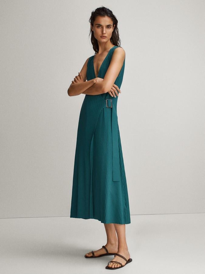 Este favorecedor 'wrap dress' en canalé verde agua pasa de 79.95 a 29.95 euros en las últimas rebajas de MAssimo Dutti.