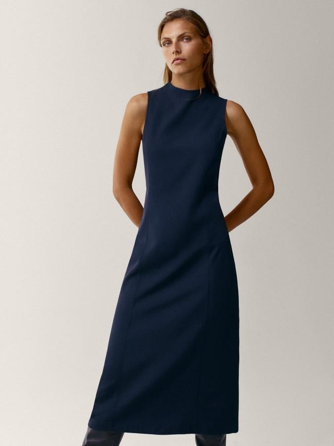 Elegante, minimalista y muy favorecedor, este sencillo vestido azul petróleo de Massimo Dutti está rebajado de 79.95 a 29.95 euros.