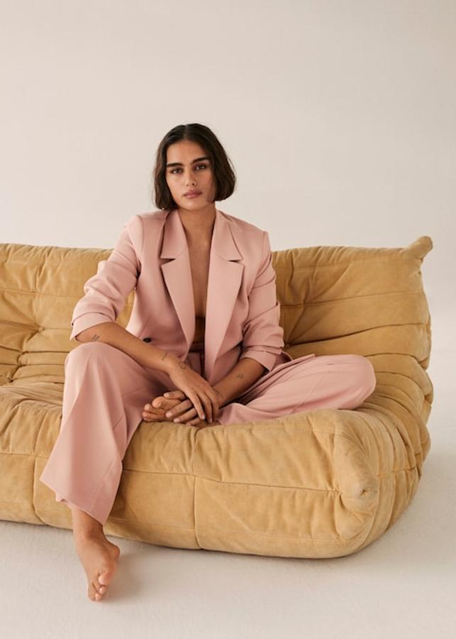 Americana con doble botonadura en color rosa de Mango (59,99 euros)