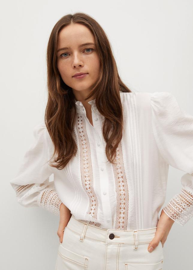 Blusa blanca calada de la nueva colección de Mango (39,99 euros)