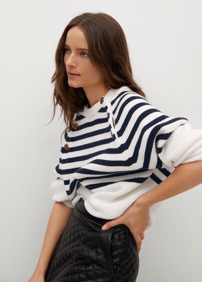 Jersey con rayas y botones de la nueva colección de primavera de Mango (29,99 euros)