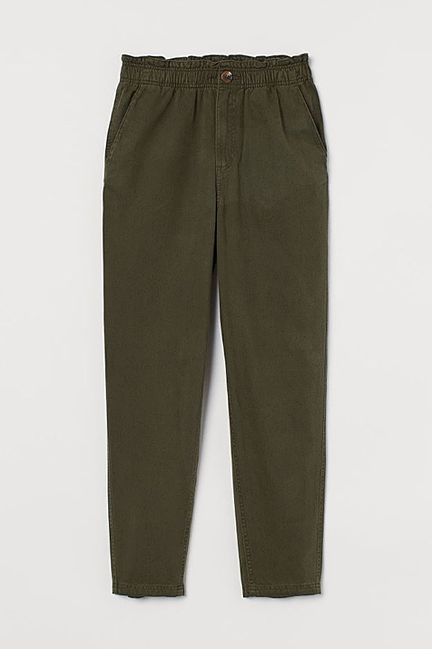 Pantalón en sarga de algodón verde oliva de la nueva colección de H&M.