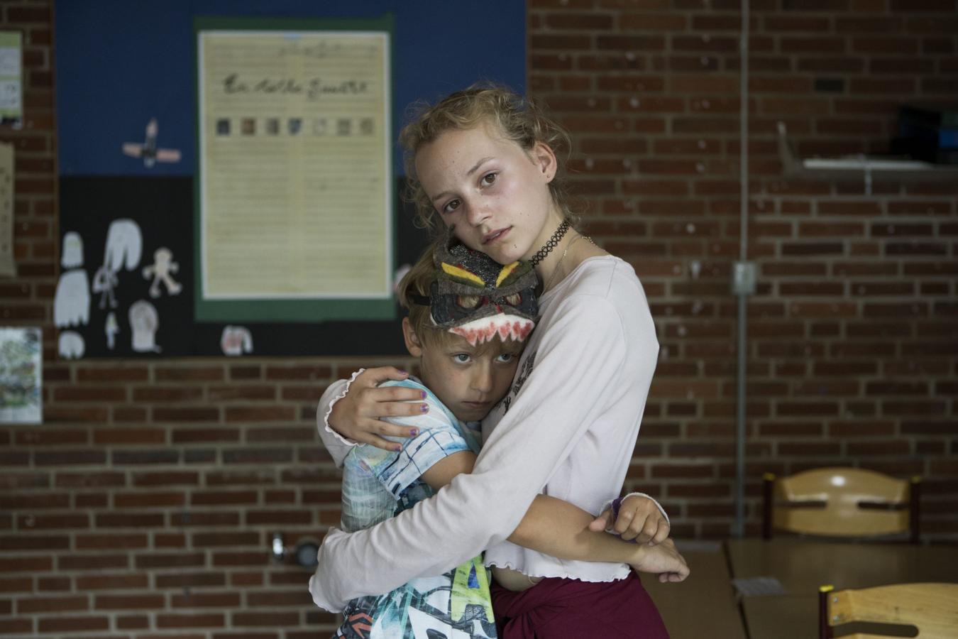 Que viene el lobo (Cry Wolf). Temporada 1. Movistar +. 16 de marzo.Esta premiada miniserie danesa de ocho episodios explora las consecuencias de un presunto caso de violencia doméstica en una familia, un emotivo y complejo drama familiar que habla de la frágil línea que separa entre los hechos denunciados y la verdad. La protagonista es una niña de 14 años que ha llamado la atención del profesorado con una redacción que da detalles del comportamiento violento de su padrastro, algo que su familia niega.