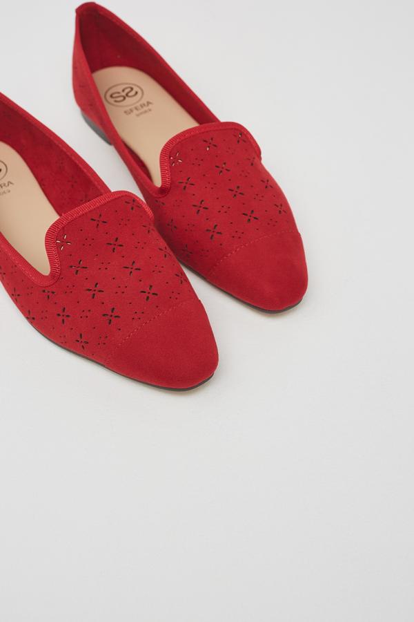 Estas bailarinas rojas de diseño troquelado, con refuerzo en la puntera y suela plana son de Sfera y cuestan 16,99 euros. Están disponibles entre los números 36 y 41.