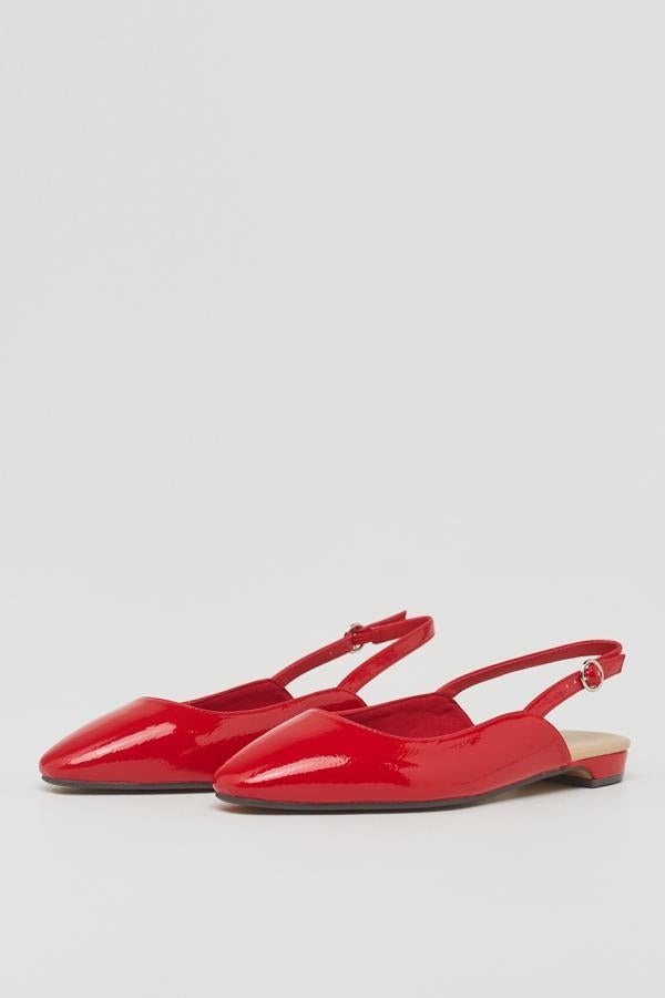 Diseño acharolado destalonado para estas bailarinas rojas de Sfera con mini tacón que podemos encontrar entre los números 36 y 41 por 19,99 euros.