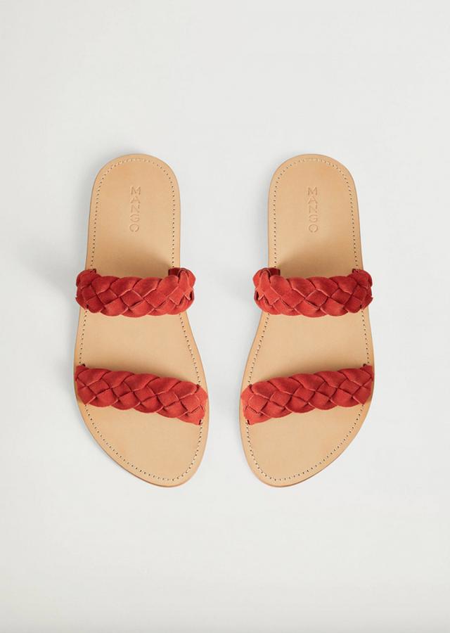 Diseño de dobles tiras trenzadas en color rojo para estas sandalias de Mango con punta redondeada y corte de piel. Están disponibles entre los números 35 y 42 por 29,99 euros.