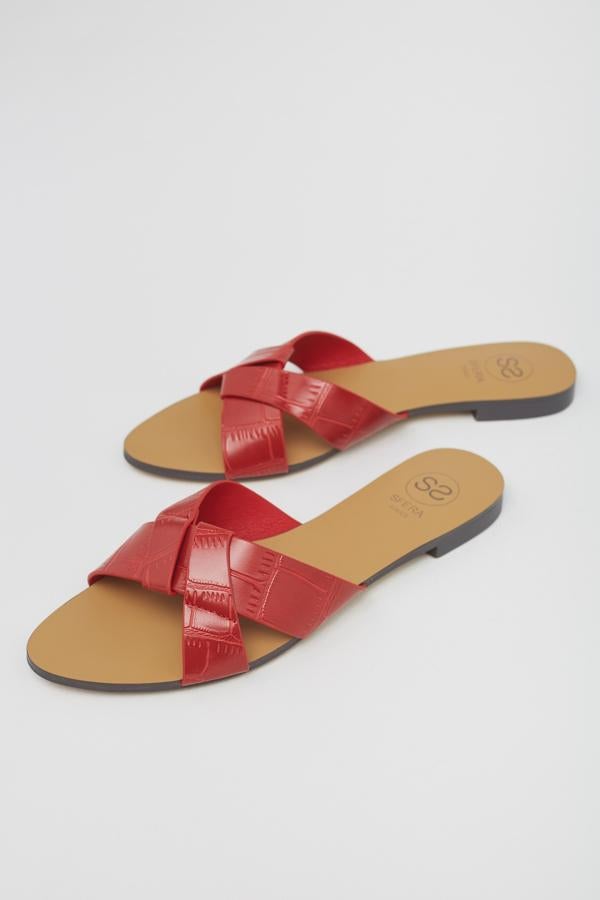Otra de las propuestas de Sfera son estas sandalias en color rojo con tiras cruzadas trenzadas en efecto piel y diseño mule. Cuestan 17,99 euros y están disponibles entre los números 36 y 41.