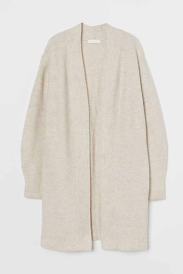 Cárdigan de punto de canalé en color arena, de la nueva colección de H&M.