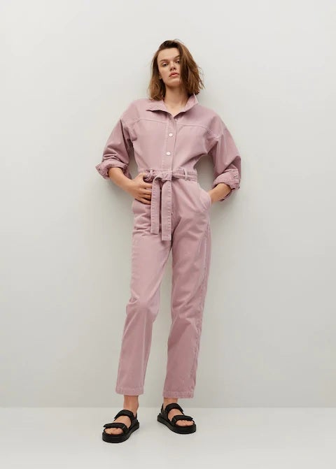 Y hablando de posibilidades denim... si quieres salir del clásico azul o negro, hazte con este mono en rosa pastel sostenible de la colección Blue Edition de Mango inspirada en los años 90. (49,99 euros).