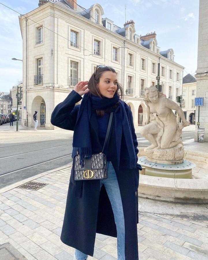 Abrigo largo en color azul marino + vaqueros rectos + bolso bandolera de Dior (@clemence_allaire)