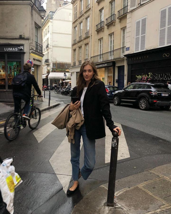 Americana de color negro + tejanos de corte recto+ bailarinas con lazo (@ceciliemoosgaard)