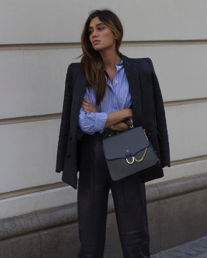 Americana con raya diplomática + camisa azul con rayas + bolso de mano con cadena dorada (@blanca_bleis)