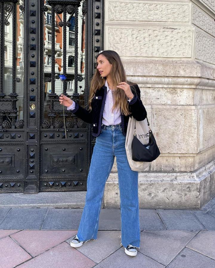 Chaqueta corta de tweed + vaqueros acampanados + camisa con estampado vichy (@gracyvillareal)