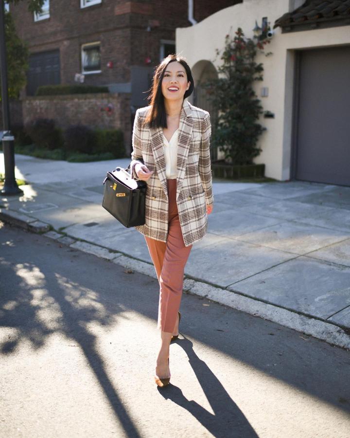 Americna con estampado de cuadros + pantalón recto rosa +