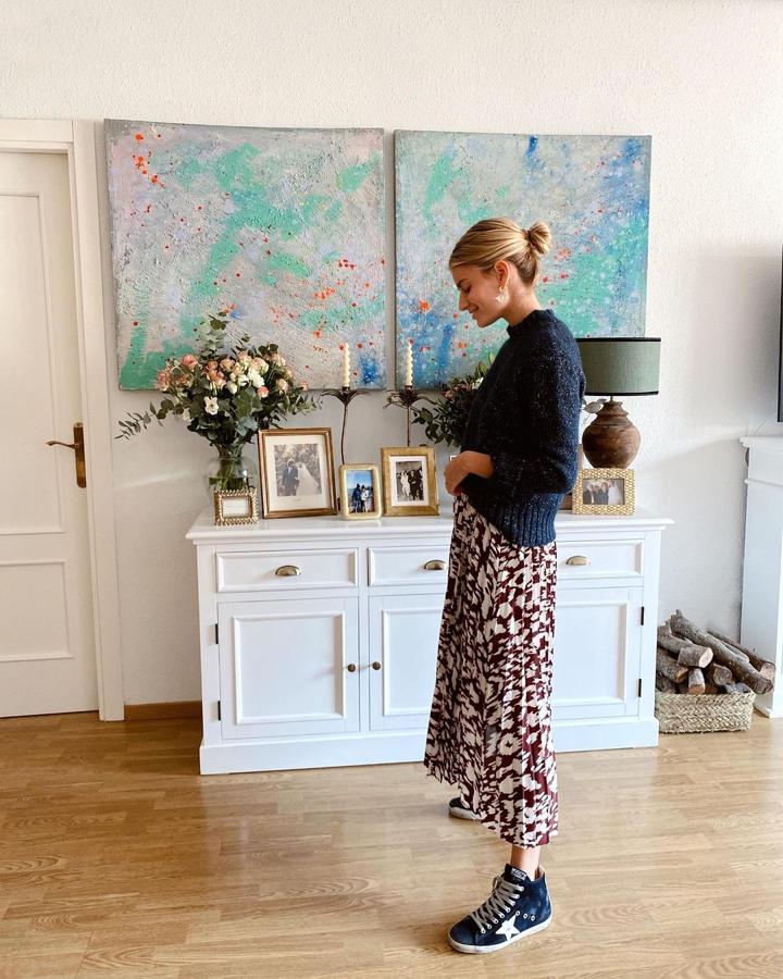 Jersey azul marino + falda midi con estampado animal + zapatillas de ante (@mariagarridoest)