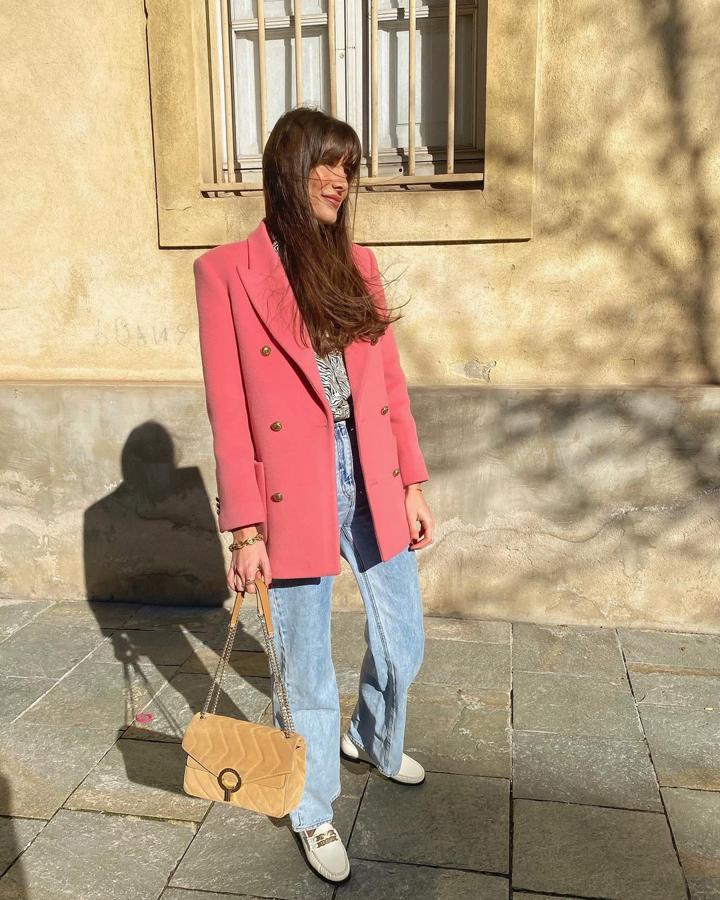 Americana rosa fresa + vaqueros "wide leg" + mocasines blancos + bolso acolchado de ante