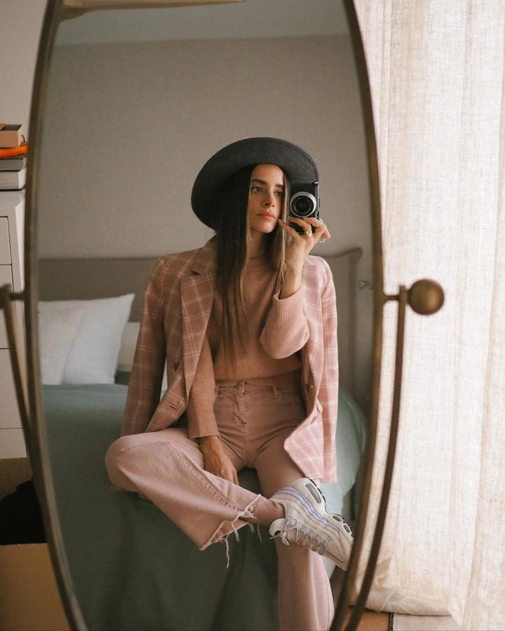 Americana estampada con cuadros + tejanos rosas + zapatillas con pltaforma (@mariafrubies)