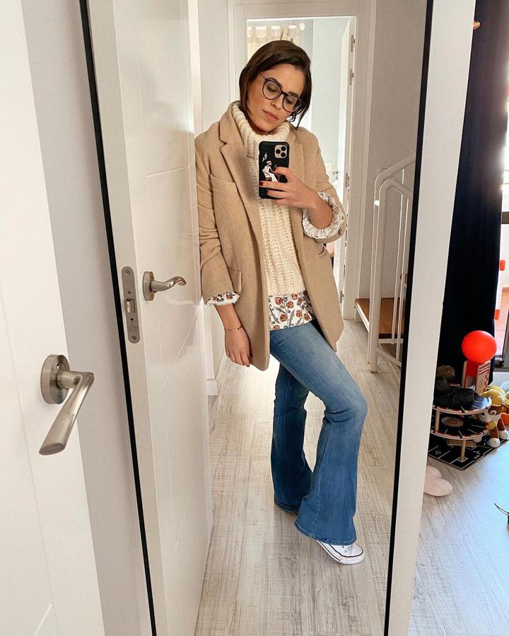 Americana color arena + jersey de cuello alto +blusa con estampado de flores + vaqueros acampanados (@jessie_kass)