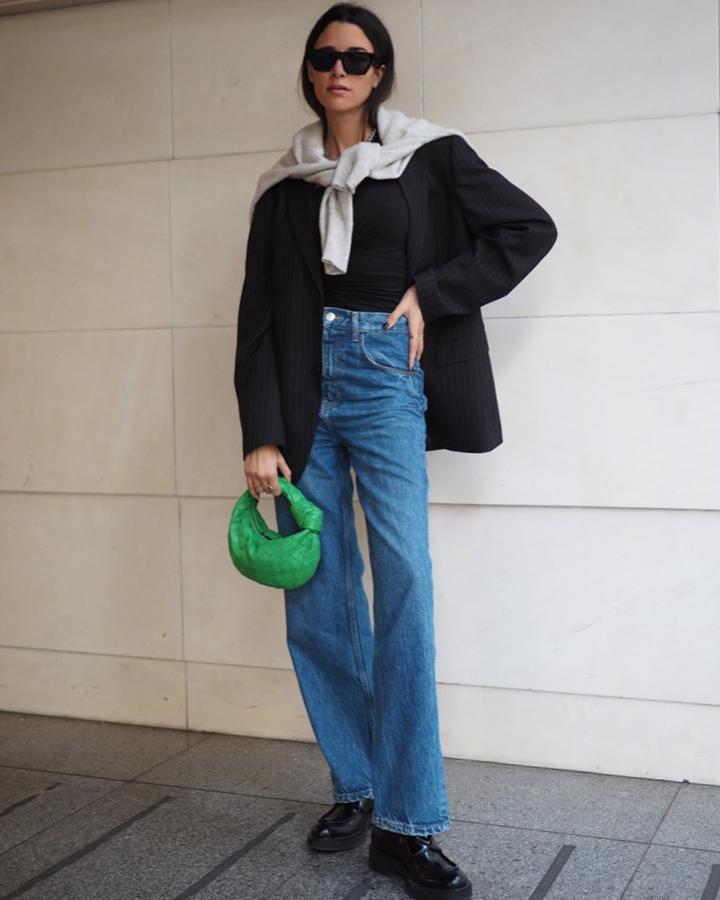 Americana de color negro + jersey por los hombros + tejanos rectos (@paulanata)