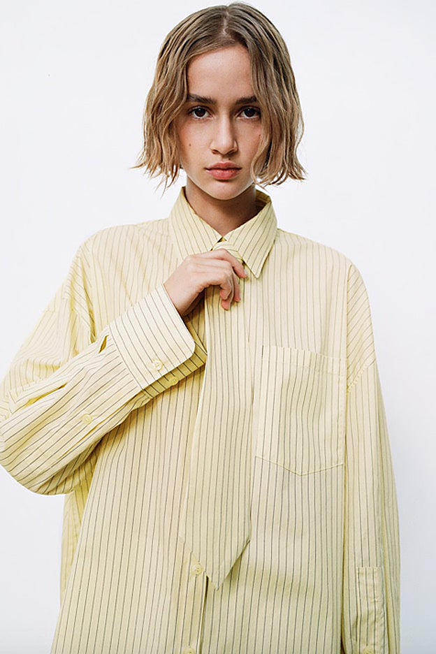 Camisa amarilla a rayas negras de la nueva colección de Zara.
