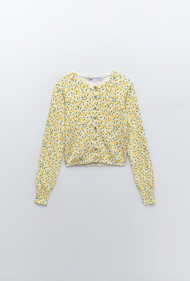 Teníamos que mostrarte la versión amarilla del cárdigan anterior, porque es una de esas prendas que merece la pena ponerse una y otra vez: da alegría solo mirarla.Tienen el mismo y fantástico precio en la nueva colección de Zara: 19,95 euros.