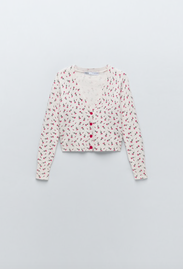 Otro cárdigan reducido a su mínima expresión, ideal para lucir como si fuera una camiseta con todo tipo de prendas: faldas con vuelo, de tubo pantalones con pinzas, shorts, bermudas... No hay restricciones. Es de Zara y cuesta 19,95 euros.