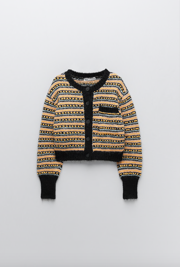 No queríamos terminar esta selección sin destacar este cárdigan de punto, algo más abrigado de los que propone la nueva colección que ya mira a la primavera. Tiene un estampado directamente espectacular, que remite a la moda infantil, con esos pequeños detalles amarillos que parecen casi corazones y un minibolsillo de plastrón en el frontal. Es encantadora y cuesta 25,95 euros.