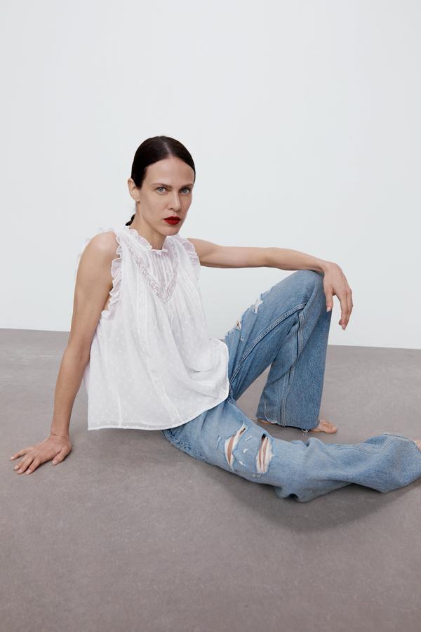 Blusa blanca de plumeti con calados de la nueva colección de Zara (29,99 euros)