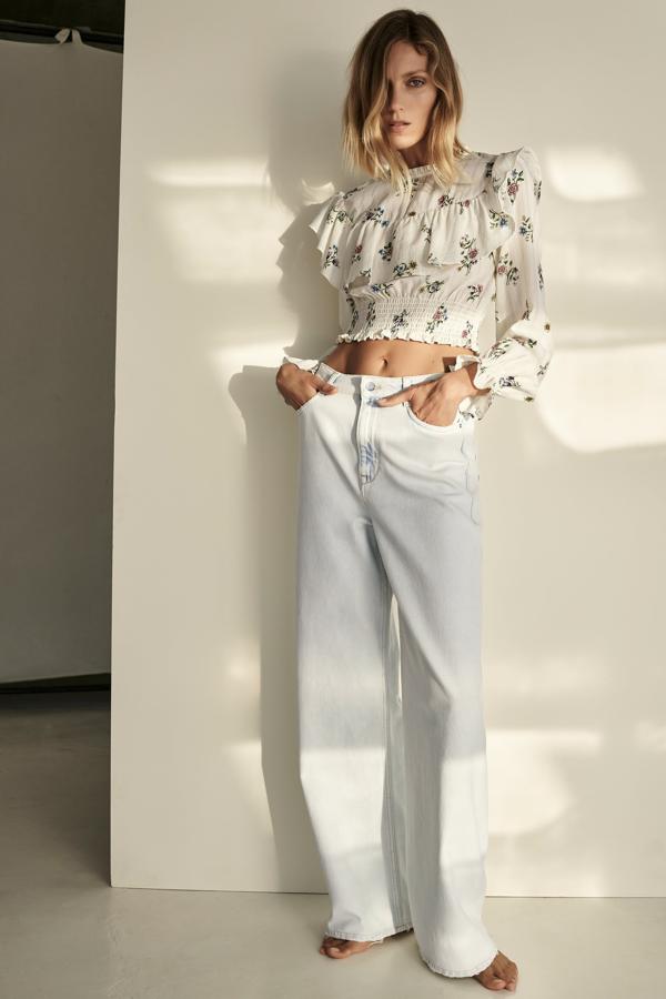 Blusa corta con estampado de flores y volantes de Zara (25,99 euros)