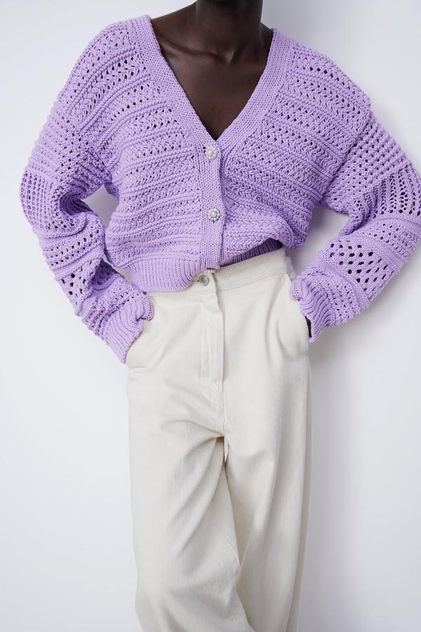 Chaqueta calada en color lila con botones joya de Zara (29,99 euros)