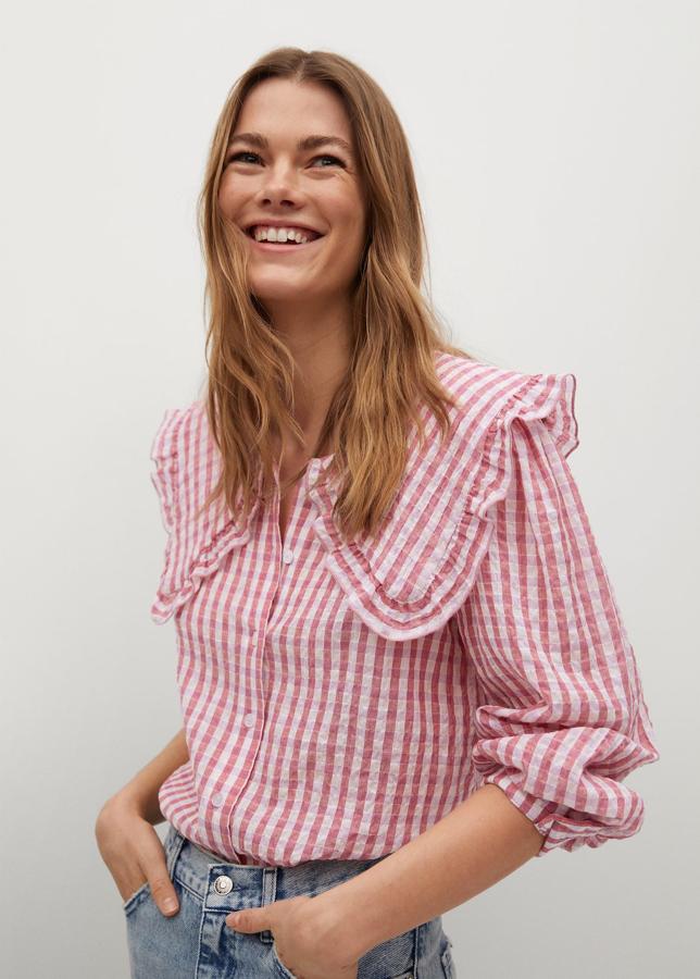 Blusa estampada con cuadros y cuello bobo de Mango (29,99 euros)