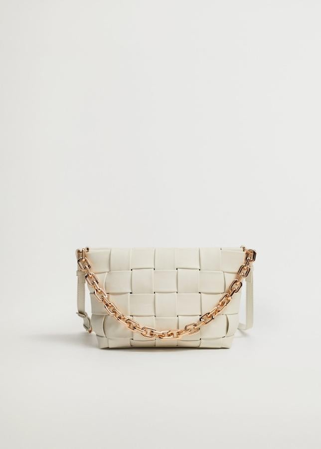 Bolso trenzado con cadena dorada de la nueva colección de Mango (39,99 euros)