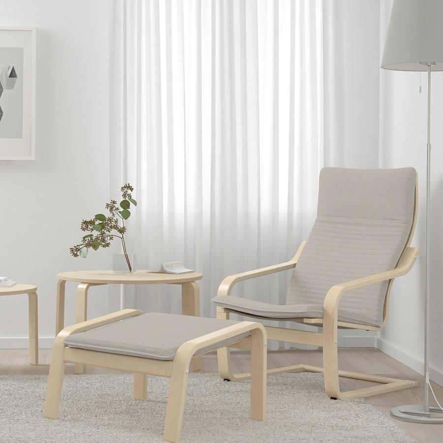 Disponible en varios colores, este sillón de chapa de abedul y textil en beige claro tiene un precio de 59 euros. Cuenta con el reposapiés a juego.