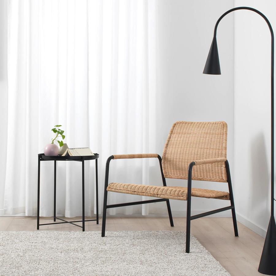 Con estructura metálica en color gris antracita, este sillón de ratán en color natural tiene un precio de 99 euros.