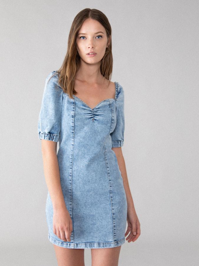 Minivestido de escote corazón con manga corta abullonada, de Lefties (1,99 €).