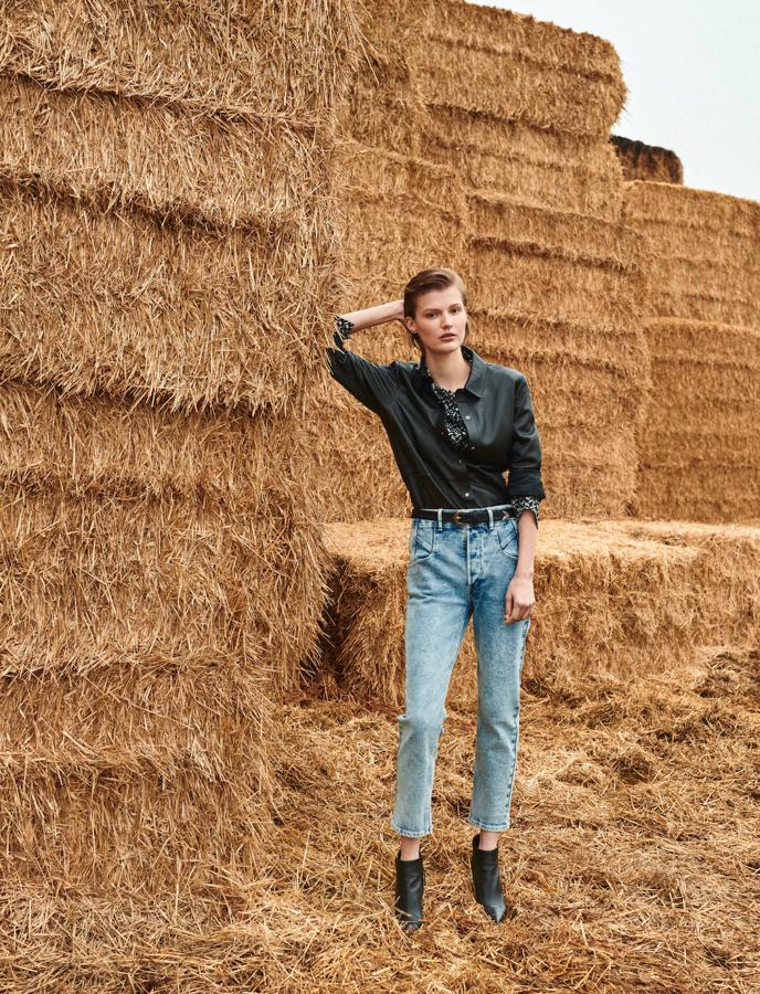 Blusa y sobrecamisa de piel, ambas de Woman Limited El Corte Inglés. El pantalón vaquero es de Isabel Marant; el cinturón, de Springfield; y los botines, de Manolo Blahnik.