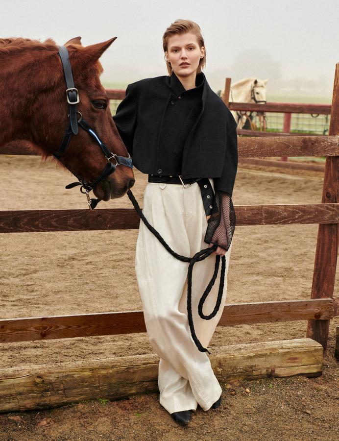 Chaqueta, pantalón y cinturón, todo de Louis Vuitton. Los zapatos son de Manolo Blahnik.