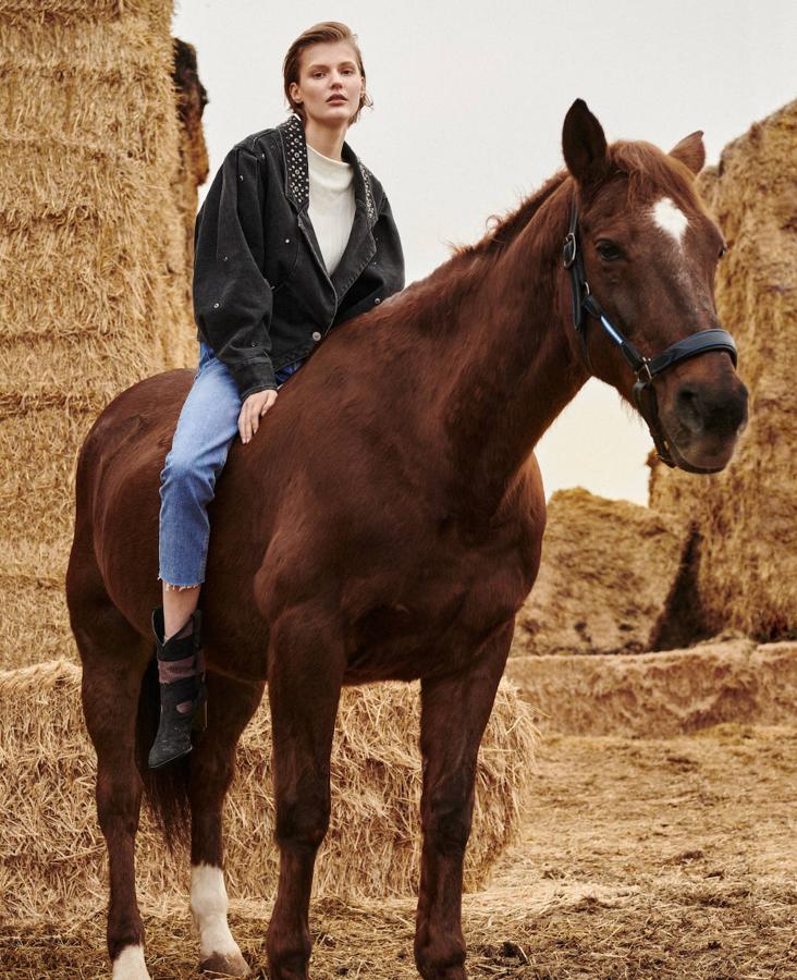 Chaqueta y botas de Isabel Marant, jersey de Cortefiel y pantalón de Guess.