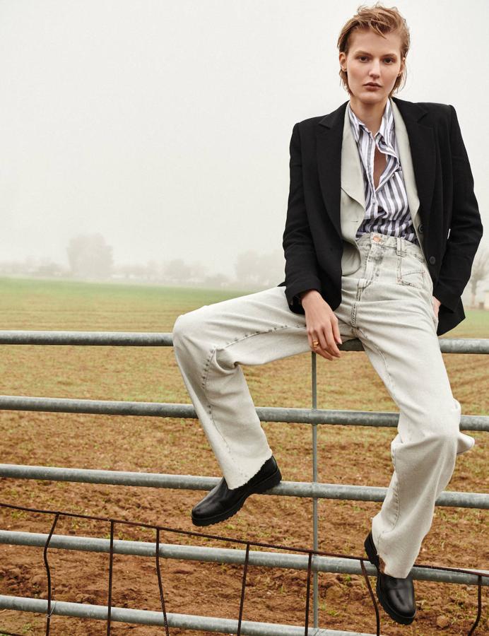 Americana negra, de Woman Limited El Corte Inglés; blazer gris de Emporio Armanin y camisa de Marella. Pantalón de Isabel Marant, botas de Gloria Ortiz y anillo de Isabel Guarch.