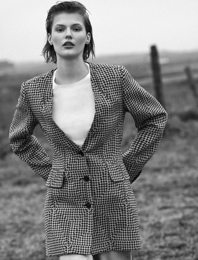 Blazer de Nina Ricci, camiseta de Adolfo Domínguez y pantalones de Celine.