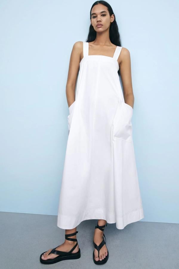 Este vestido con escote recto y tirantes anchos cuenta con bolsillos de plastrón en los laterales y elástico en la espalda. En color blanco, es de Zara y tiene un precio de 29,95 euros
