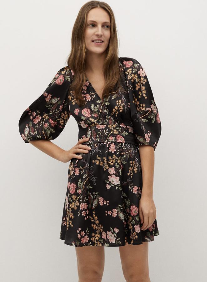 En color negro y con estampado floral, este vestido corto en tejido fluido y escote de pico cruzado cuenta con manga larga abullonada y cinturón decorativo. Es de Mango y tiene un precio de 39,99 euros.
