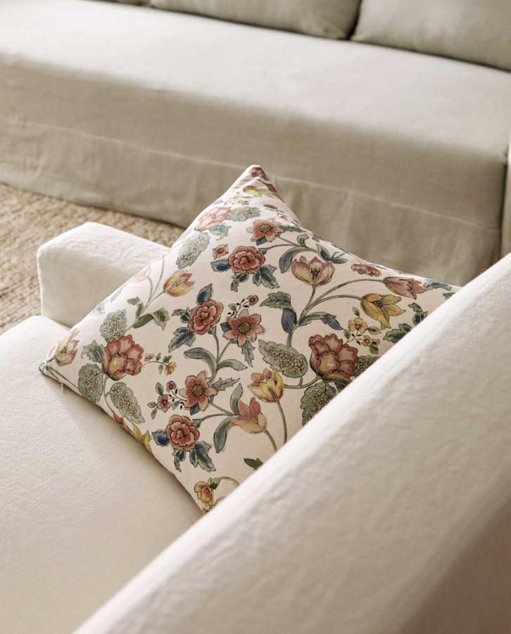 Funda de cojín con estampado floral (12.99 euros). El relleno de plumas cuesta 6.99 euros, y el de fibra, 5.99 euros.