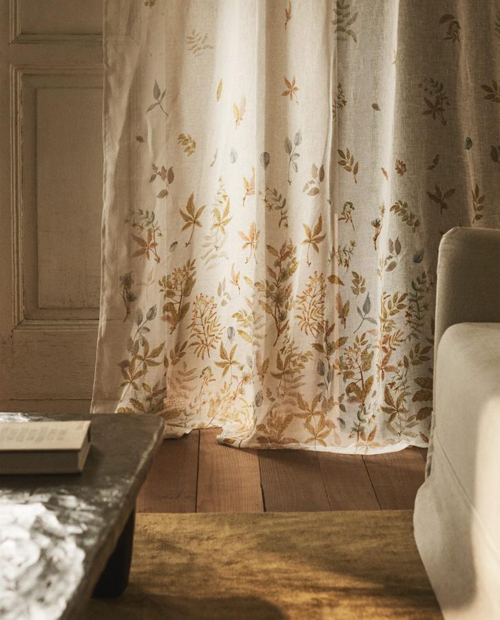 Estas cortinas de lino con elegante estampdo de flores en tonos ocre cuesta 69.95 euros en Zara Home.