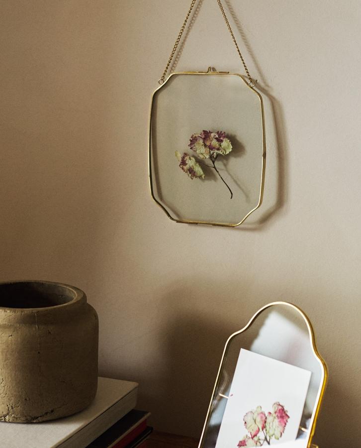 Estos marcos de estilo retro con flores secas cuestan 19.95 euros en Zara Home.