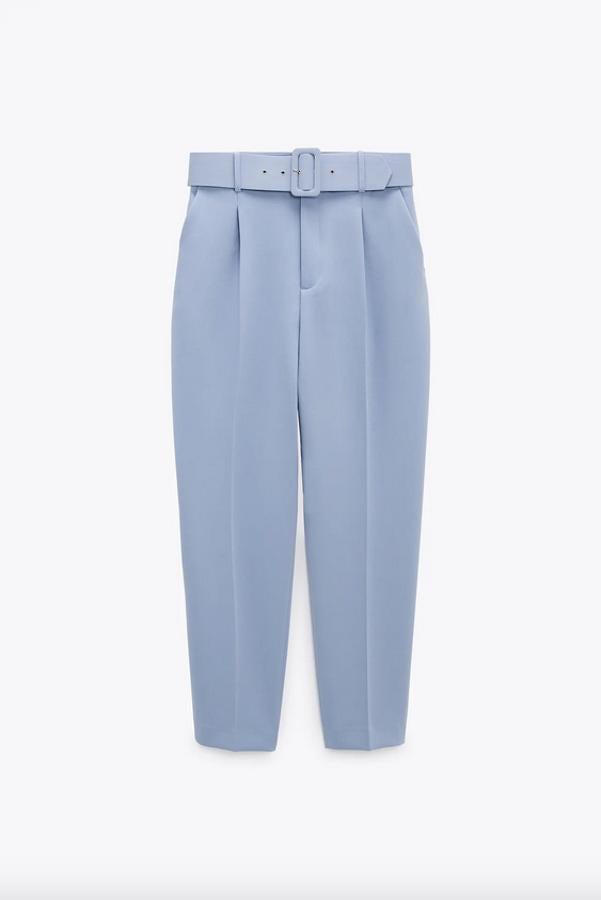 A juego con la blazer, este pantalón de tiro alto de Zara en azul empolvado viene con bolsillos delanteros y falsos bolsillos de doble vivo en la espalda. Disponible entre las tallas XS y XL, cuesta 29,95 euros.