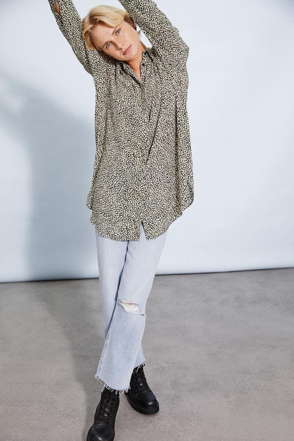 En tejido con ligero brillo, esta blusa larga negra con estampado de flores blancas viene con cuello clásico, sección de doble capa con botones oculto delante y pliegue de caja en la espalda para dar amplitud. Con diseño de hombros caídos y bajo redondeado, tiene un precio de 19,99 euros y solo podemos encontrarla en la web de la firma, entre las tallas XS y XXL.