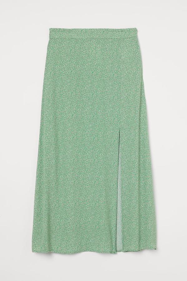 De diseño midi en tejido vaporoso de viscosa, esta falda de talle alto con cremallera lateral oculta y abertura pronunciada en un lateral del frontal viene en color verde con estampado mini floral en tonos blancos y negros. Cuesta 19,99 euros y está disponible entre las tallas 32 y 50.