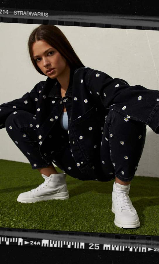 Cazadora vaquera negra de corte oversized (35,99 euros).